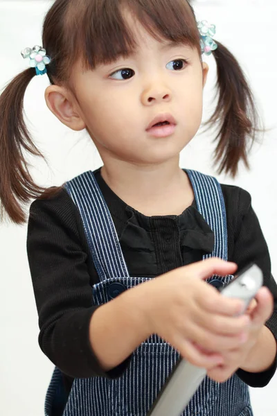 Ιαπωνικά κορίτσι χρησιμοποιώνταs μακρινός ελεγκτής (3 ετών) — Φωτογραφία Αρχείου