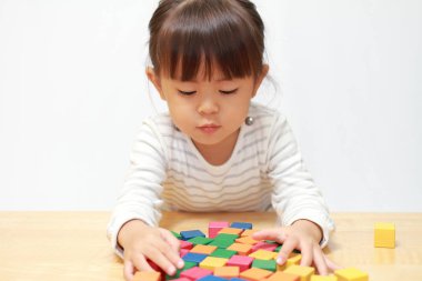 Japon kız (3 yaşında bloklarla oynama)