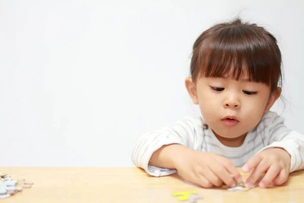 Japonais fille faire puzzle (3 ans ) — Photo