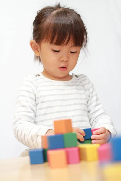 Menina japonesa brincando com blocos (3 anos ) — Fotografia de Stock