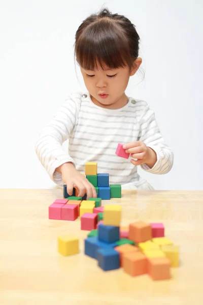 Menina japonesa brincando com blocos (3 anos ) — Fotografia de Stock
