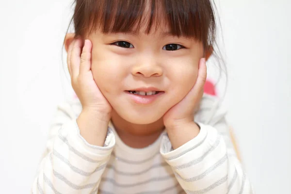 Menina japonesa descansando seu queixo em suas mãos (3 anos ) — Fotografia de Stock