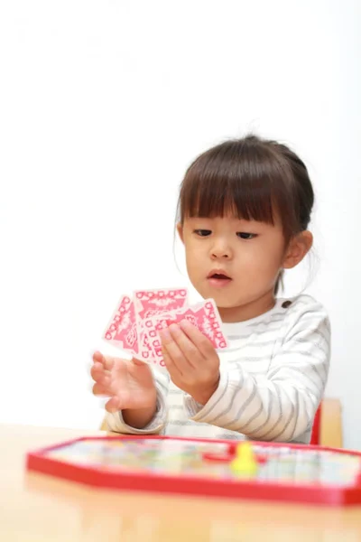 Menina japonesa jogando com tabuleiro jogo (3 anos de idade ) — Fotografia de Stock