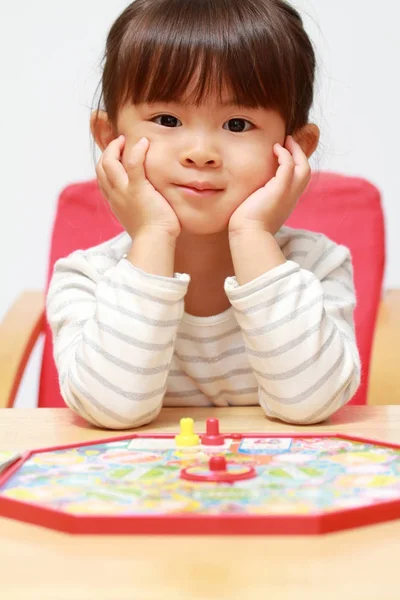 Menina japonesa jogando com tabuleiro jogo (3 anos de idade ) — Fotografia de Stock