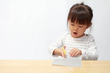Japon kız kesme kağıt makas (3 yaşında ile)