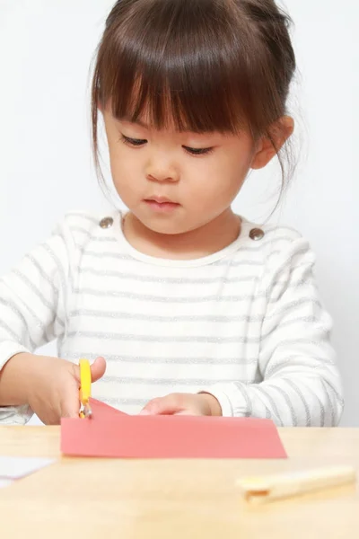 Japon kız kesme kağıt makas (3 yaşında ile) — Stok fotoğraf