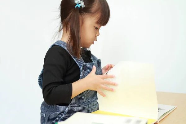 Японська дівчина, читати книгу зображення (3 х років) — стокове фото