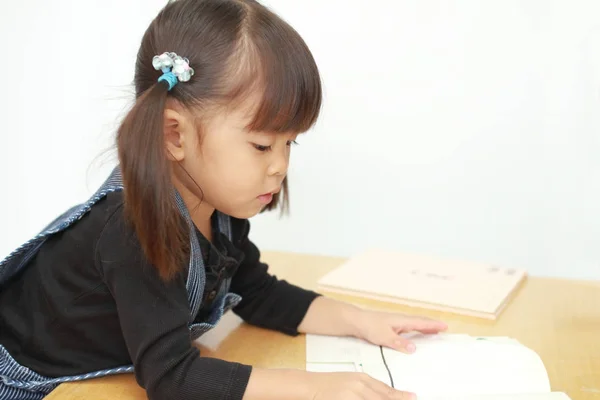 เด็กสาวญี่ปุ่นอ่านหนังสือภาพ (อายุ 3 ปี) ) — ภาพถ่ายสต็อก