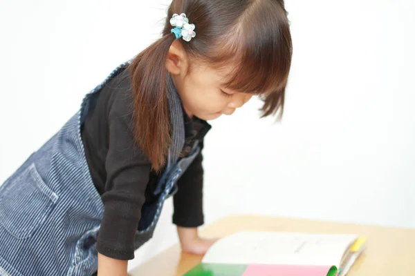 Japans meisje het lezen van een prentenboek (3 jaar oud) — Stockfoto