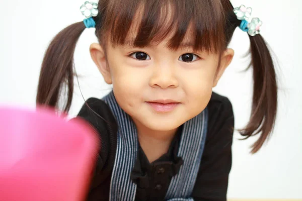 Japanese girl drinking water (3 years old) — Stock Photo, Image