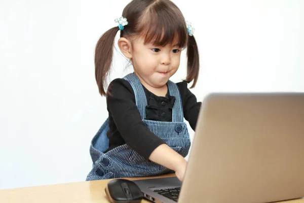 Giapponese ragazza utilizzando notebook PC (3 anni ) — Foto Stock