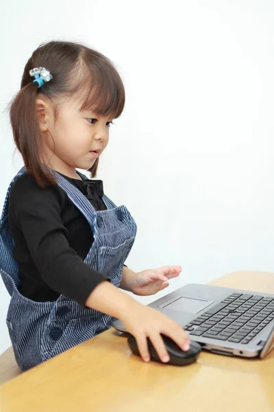 Giapponese ragazza utilizzando notebook PC (3 anni ) — Foto Stock