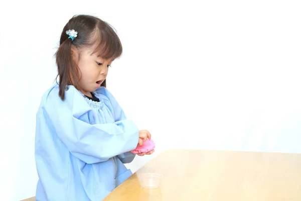 Japansk flicka som leker med lera (3 år gammal) — Stockfoto