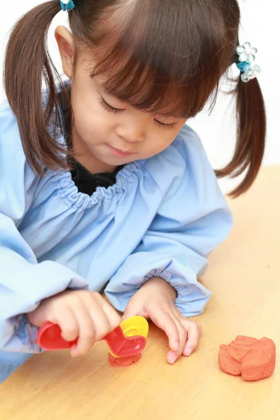 Japonais fille jouer avec argile (3 ans ) — Photo