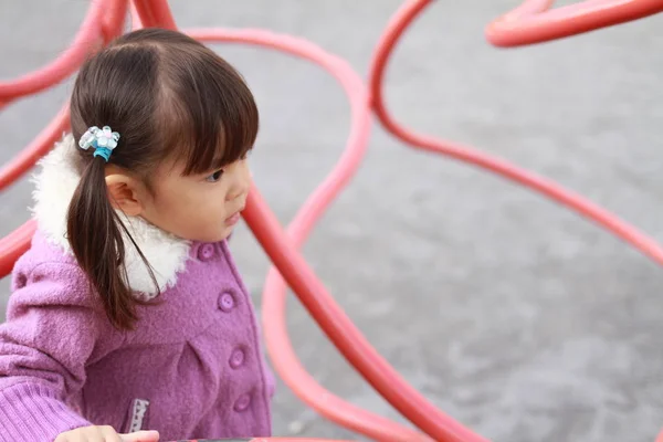 Japon kız parkta (3 yaşında oynamaya) — Stok fotoğraf
