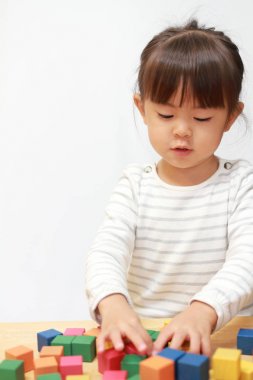 Japon kız (3 yaşında bloklarla oynama)