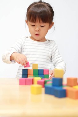 Japon kız (3 yaşında bloklarla oynama)