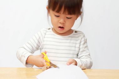 Japon kız kesme kağıt makas (3 yaşında ile)