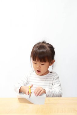 Japon kız kesme kağıt makas (3 yaşında ile)
