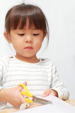 Japon kız kesme kağıt makas (3 yaşında ile)