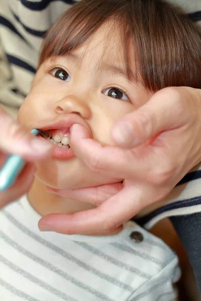 Japonais fille dont les dents sont brossées par son mon (3 ans ) — Photo