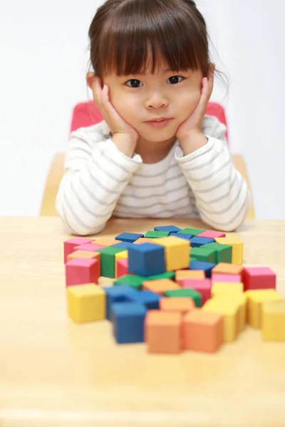 Japansk flicka som leker med block (3 år gammal) — Stockfoto