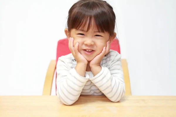 Giapponese ragazza riposo suo mento in suo mani (3 years old ) — Foto Stock