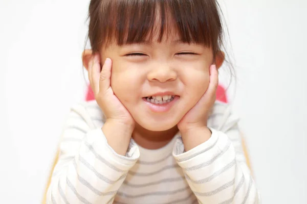 Japonesa chica descansando su barbilla en sus manos (3 años de edad ) — Foto de Stock