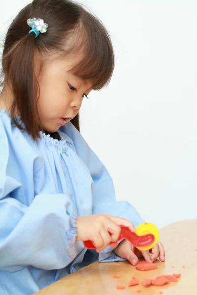 Menina japonesa brincando com argila (3 anos ) — Fotografia de Stock