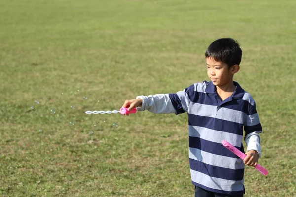 Japonês menino brincando com bolha (segunda série na escola primária ) — Fotografia de Stock