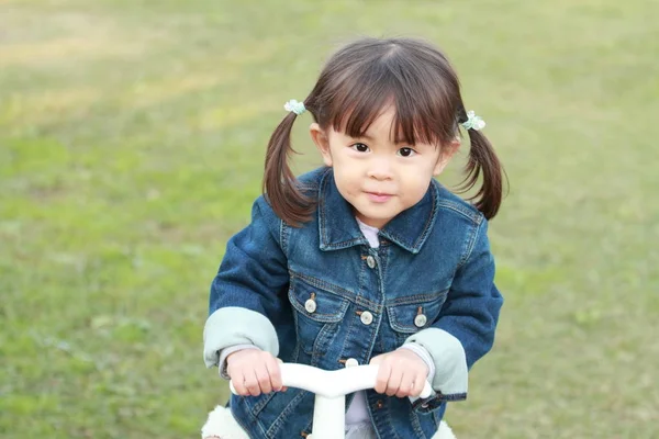 Japanese girl playing in the park (3 years old) — Stock Photo, Image