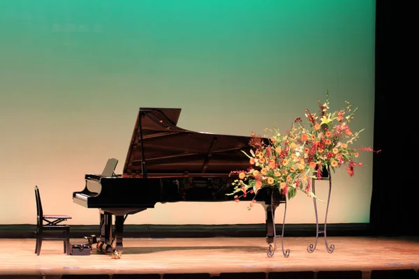 ステージにグランド ピアノ — ストック写真