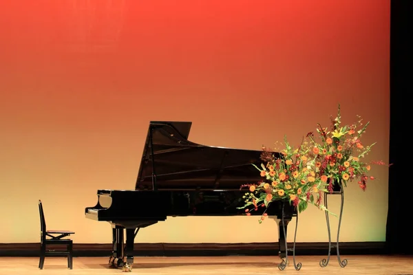 在舞台上的大钢琴 — 图库照片