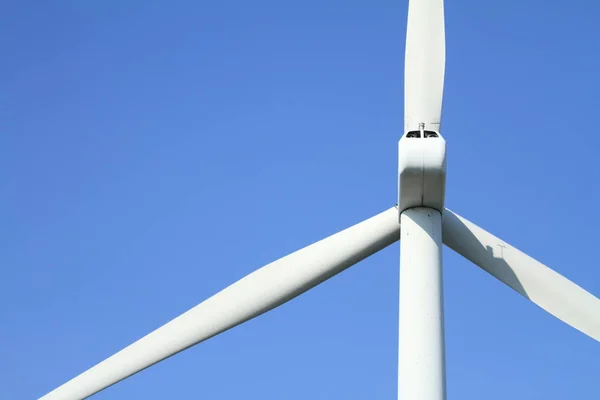 Generación de energía eólica bajo el cielo azul —  Fotos de Stock