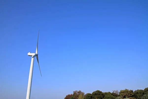 Geração de energia eólica sob o céu azul — Fotografia de Stock