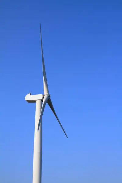 Geração de energia eólica sob o céu azul — Fotografia de Stock