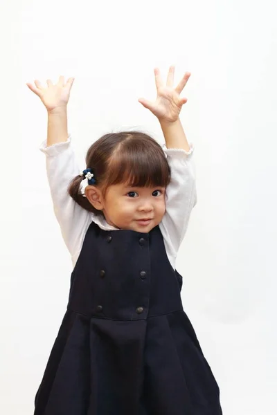 Japon kız onun elinde formal giyim (2 yaşında yetiştirme) — Stok fotoğraf