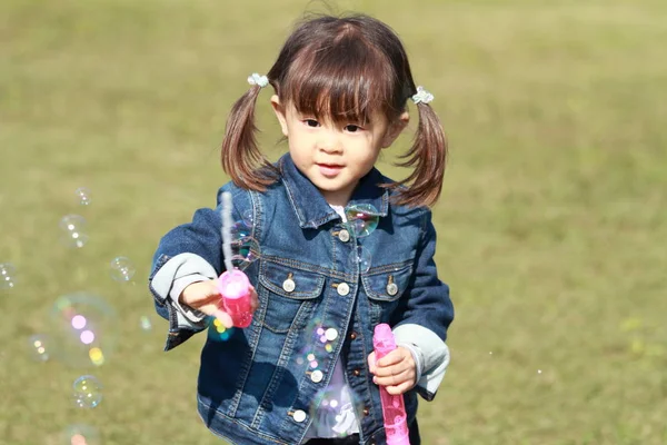 Japonesa chica (3 años) jugando con burbuja —  Fotos de Stock