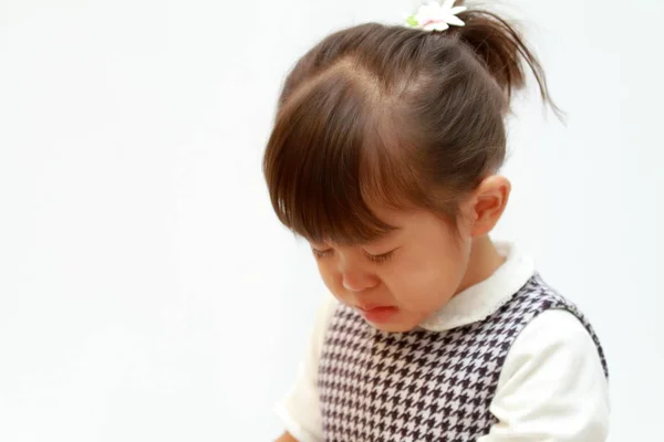 Gråtande japansk flicka (3 år gammal) — Stockfoto