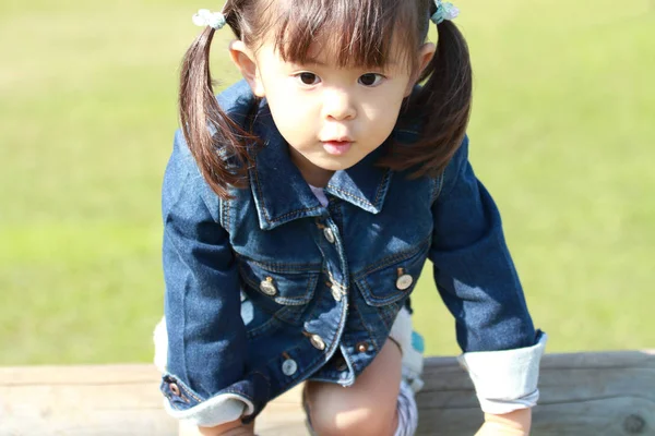 Japans meisje (3 jaar oud) spelen op outdoor hindernisbaan — Stockfoto