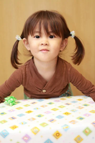 เด็กสาวญี่ปุ่นและของขวัญวันเกิด (3 ปี ) — ภาพถ่ายสต็อก