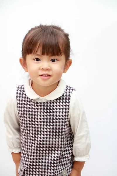 Glimlachend Japans meisje (3 jaar oud) (witte achterzijde) — Stockfoto