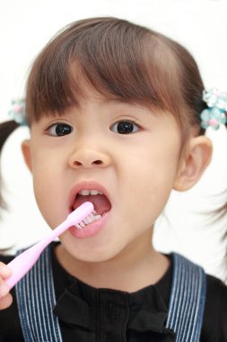 Japon kız (3 yaşında dişlerini fırçalama)