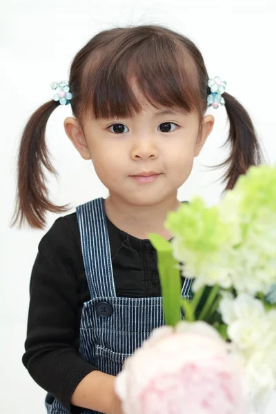 Çiçekler (3 yaşında ile Japon kız) — Stok fotoğraf