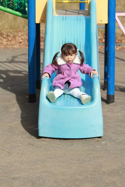 Ragazza giapponese sullo scivolo (3 anni ) — Foto Stock