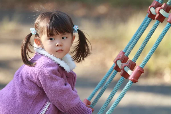 綱渡り (3 歳と遊ぶ日本の女の子) — ストック写真