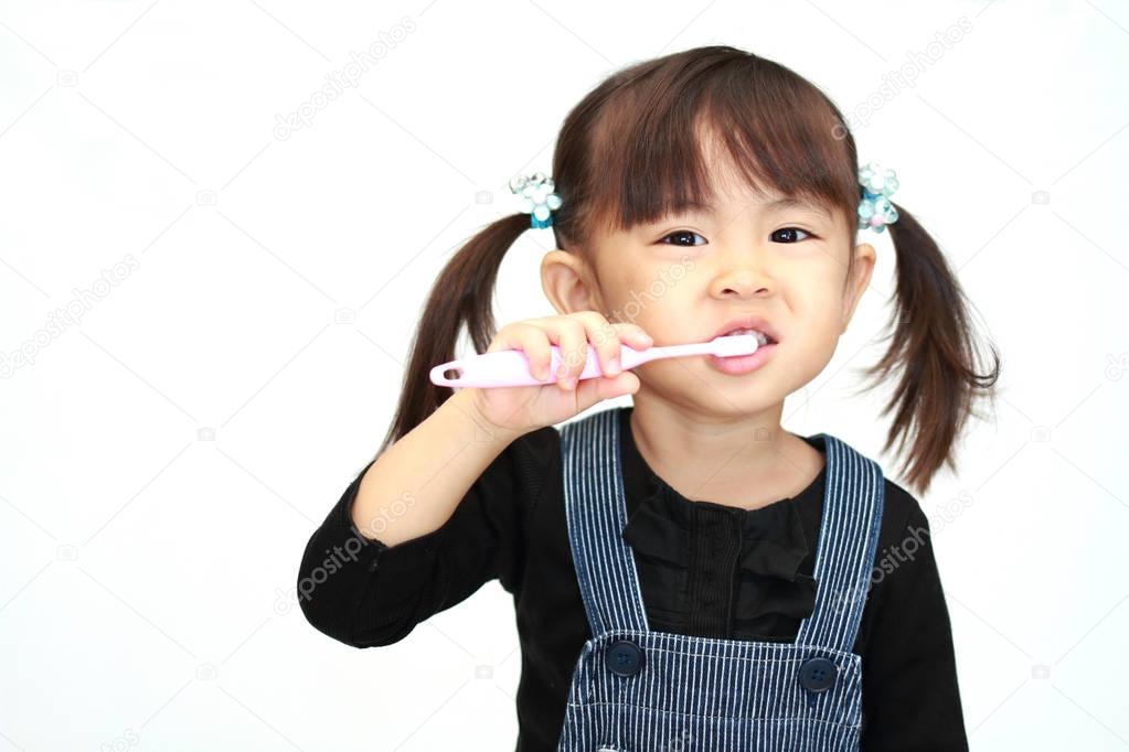 Japanese girl brushing her teeth (3 years old)