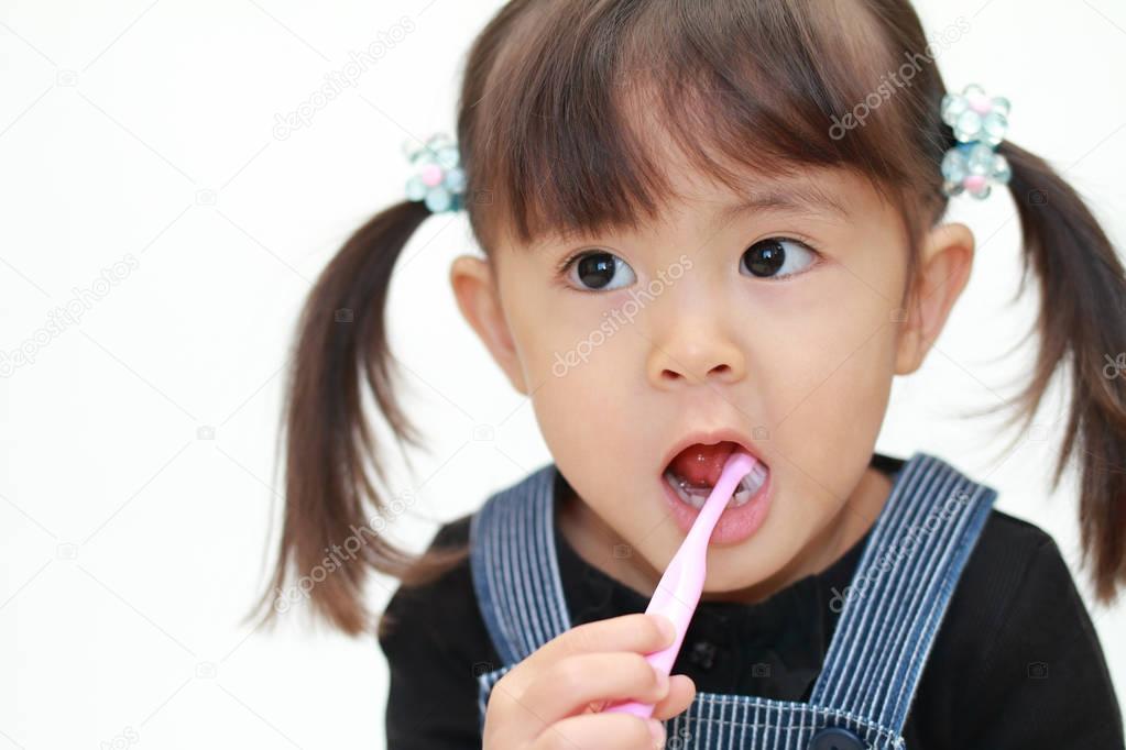 Japanese girl brushing her teeth (3 years old)