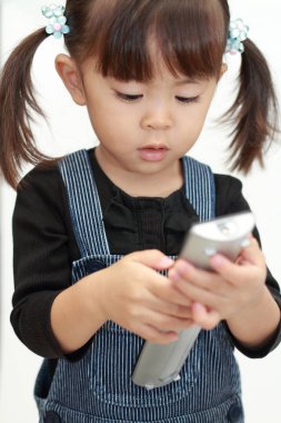 Uzaktan kumanda (3 yaşında kullanan Japon kız)