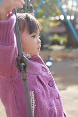 Japon kız (3 yaşında salıncak üzerinde)